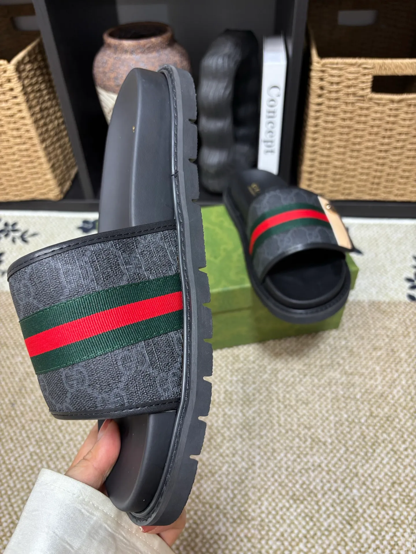 Factory 💰 300 yuan Gucci slippers] high-end men's shoes brand official website 1:1 latest masterpiece: original mold customization, the fabric is made of imported original materials, upgraded outsole, lighter and non-slip. The market's top quality, simple yet tasteful, a must-have for fashionistas, fashionable at your feet, full of confidence, the same style at the counter 👍The season of summer slippers is here. Code: 38-45 (45 customized)